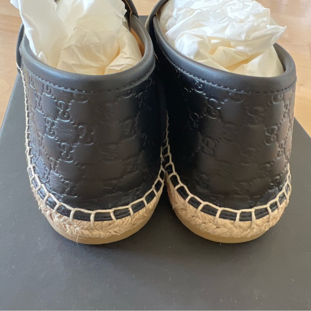 Gucci Black Leather Loafers with Embossed Design - Picture 6 of 8